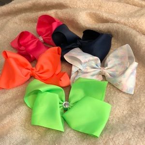 4 bows and 1 official jojo siwa bow